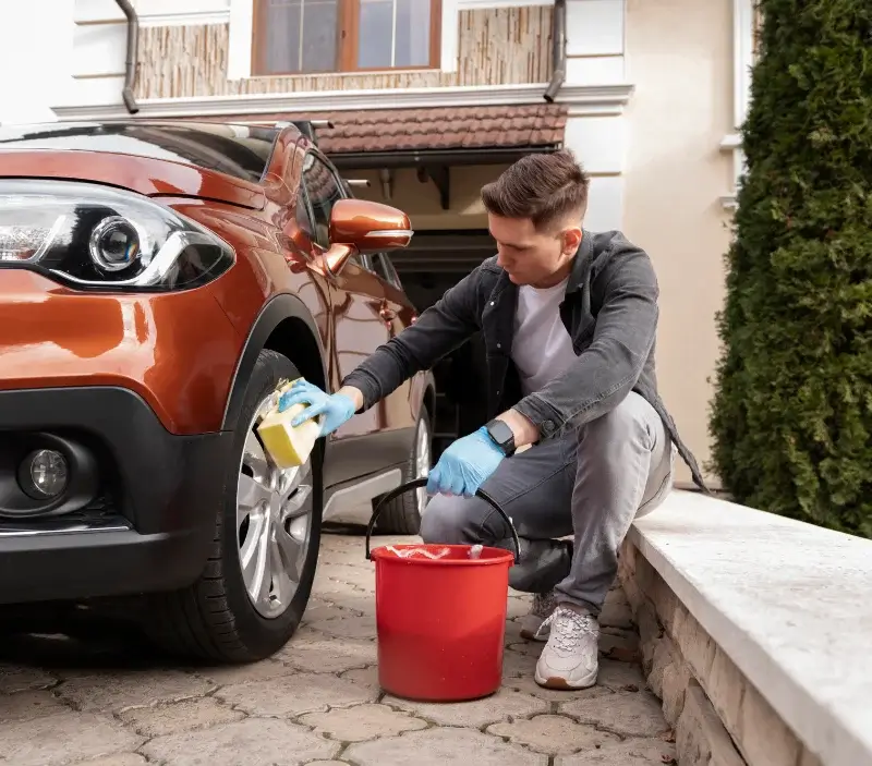 Lavage auto à domicile Castéra-Lou : professionnel intervenant sur un véhicule